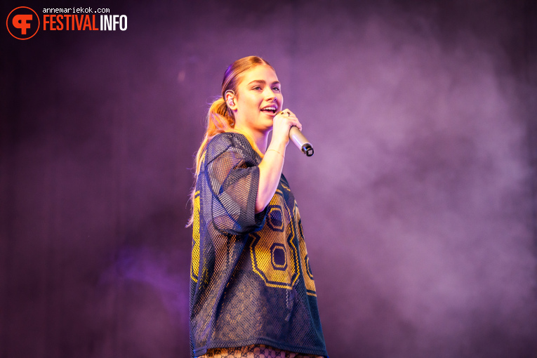 Roxy Dekker op Dauwpop 2025 foto