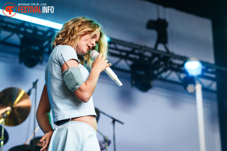 Pommelien Thijs op Dauwpop 2025 foto