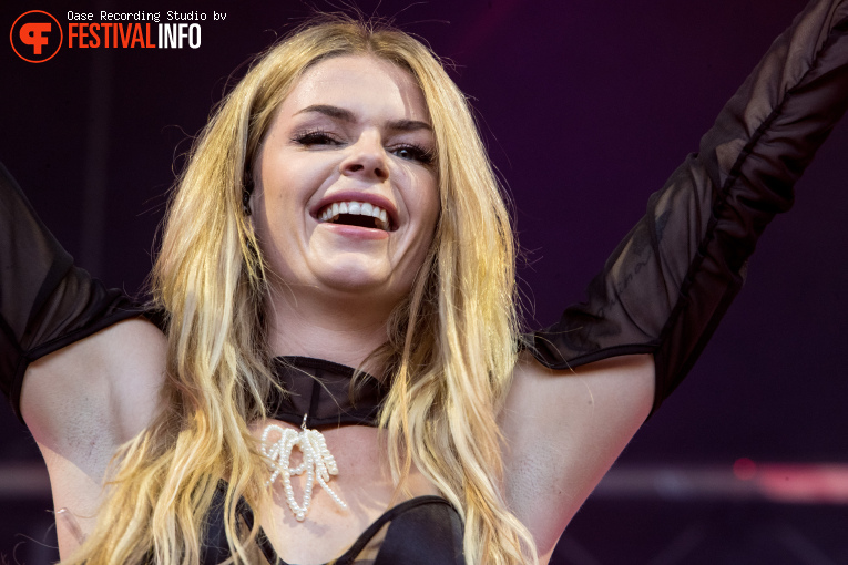Davina Michelle op Hello Festival 2025 foto