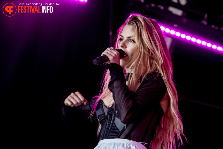 Davina Michelle op Hello Festival 2025 foto