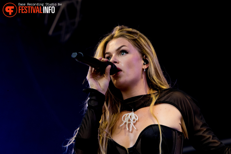 Davina Michelle op Hello Festival 2025 foto