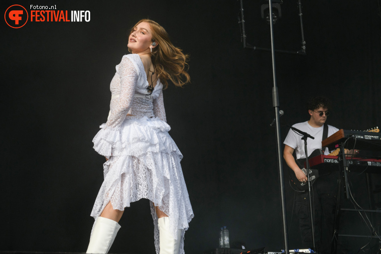 Olivia Lunny op Pinkpop 2025 - Vrijdag foto