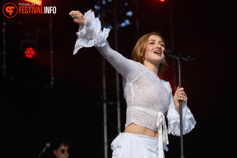 Olivia Lunny op Pinkpop 2025 - Vrijdag foto