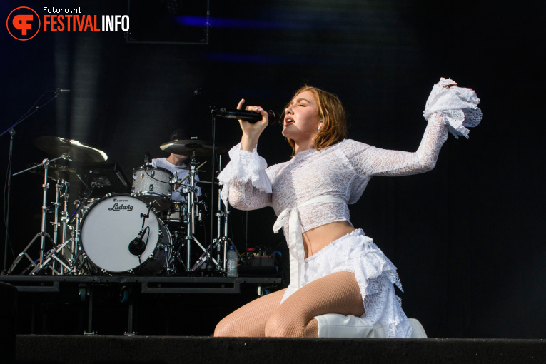 Olivia Lunny op Pinkpop 2025 - Vrijdag foto