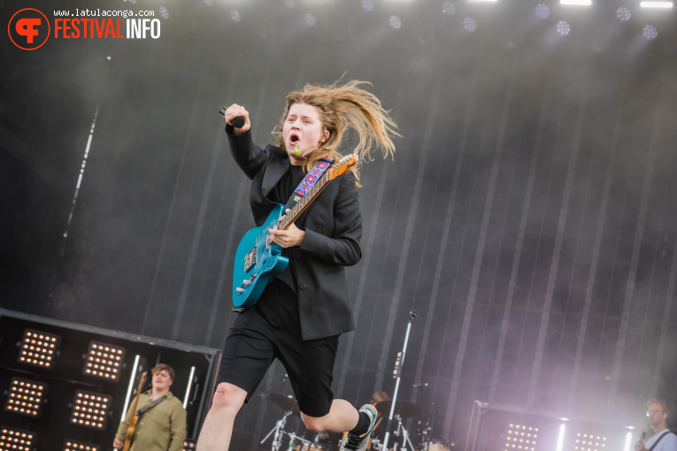 girl in red op Pinkpop 2025 - Zondag foto