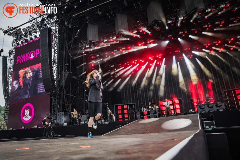 girl in red op Pinkpop 2025 - Zondag foto