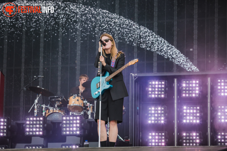 girl in red op Pinkpop 2025 - Zondag foto