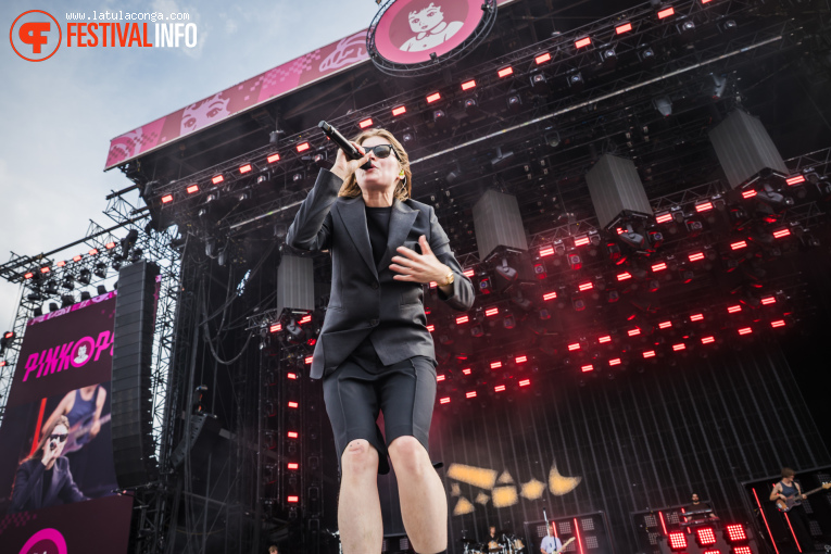 girl in red op Pinkpop 2025 - Zondag foto