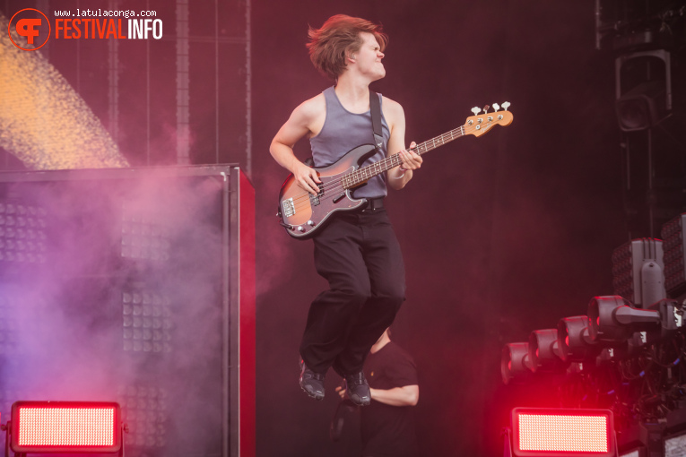 girl in red op Pinkpop 2025 - Zondag foto