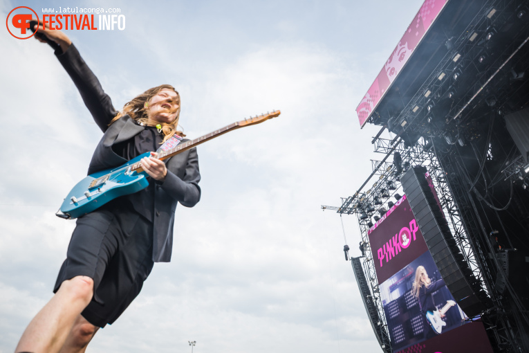 girl in red op Pinkpop 2025 - Zondag foto