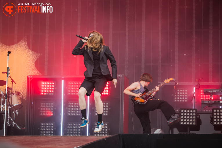 girl in red op Pinkpop 2025 - Zondag foto