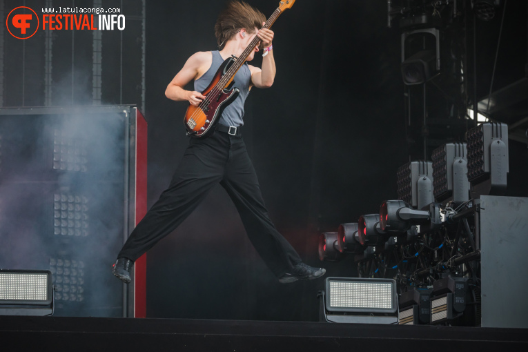 girl in red op Pinkpop 2025 - Zondag foto