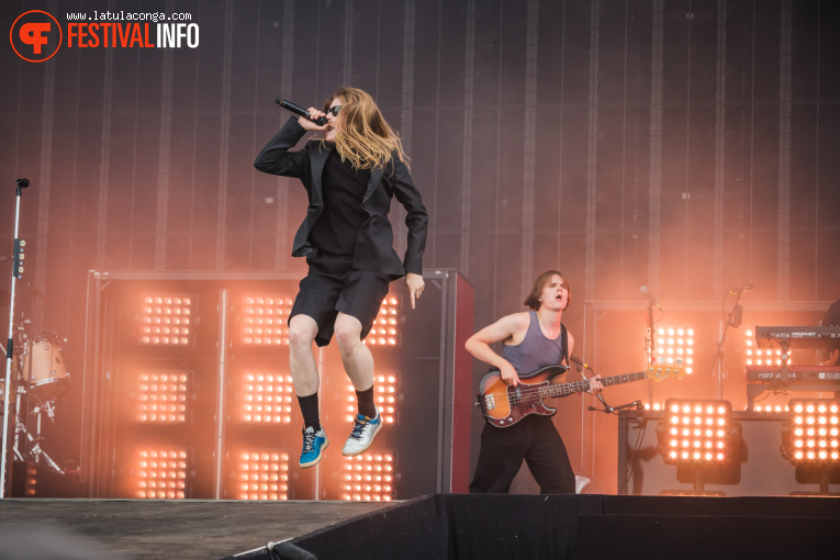 girl in red op Pinkpop 2025 - Zondag foto