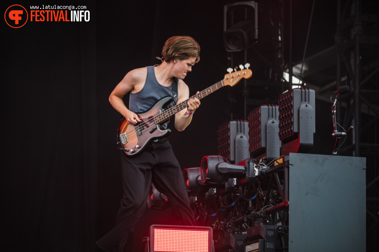 girl in red op Pinkpop 2025 - Zondag foto