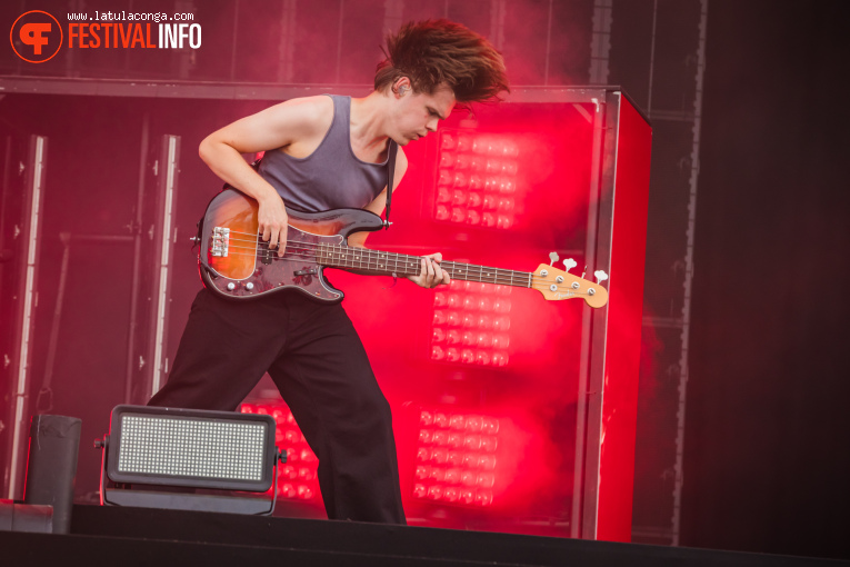 girl in red op Pinkpop 2025 - Zondag foto