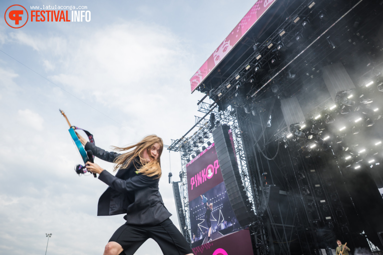 girl in red op Pinkpop 2025 - Zondag foto
