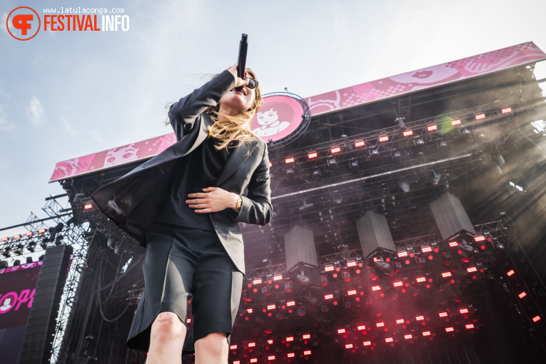 girl in red op Pinkpop 2025 - Zondag foto