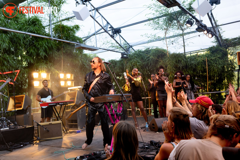 Arp Frique & The Perpetual Singers op Wilde Weide 2025 foto