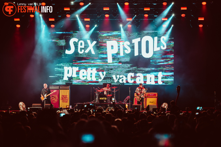 Sex Pistols Ft. Frank Carter op Jera On Air 2025 - Vrijdag foto