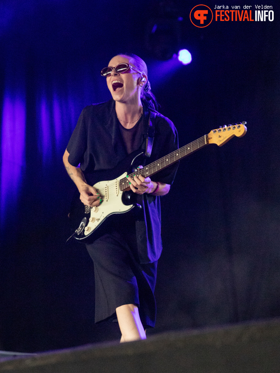 PVRIS op Jera On Air 2025 - Zaterdag foto