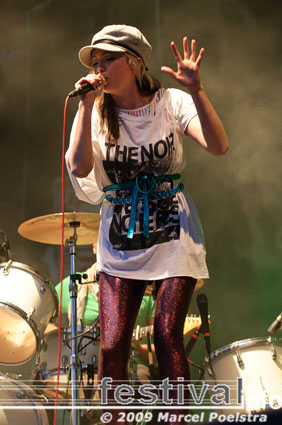 The Ting Tings op Bevrijdingsfestival Groningen 2009 foto