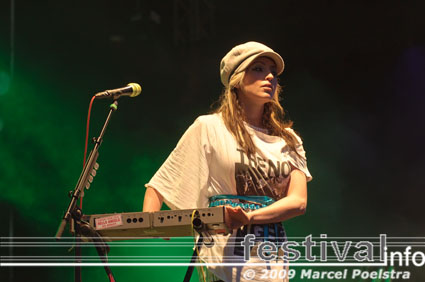 The Ting Tings op Bevrijdingsfestival Groningen 2009 foto