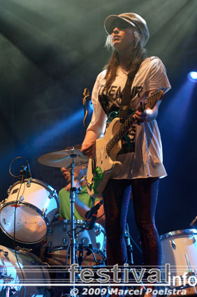 The Ting Tings op Bevrijdingsfestival Groningen 2009 foto