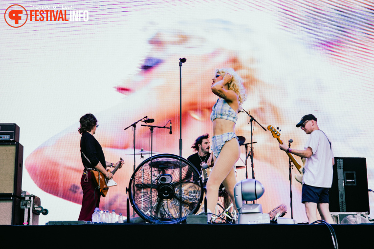 Amyl and The Sniffers op Down the Rabbit Hole 2025 - Vrijdag foto