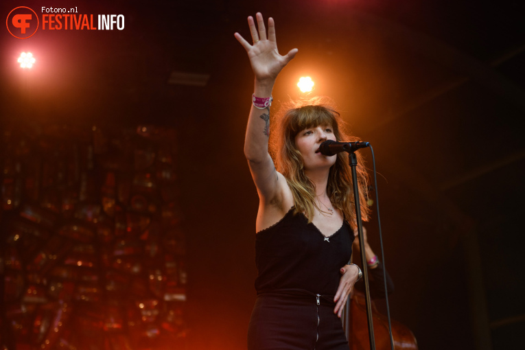 Roos Rebergen & SunSunSun Orchestra op Down the Rabbit Hole 2025 - Zaterdag foto