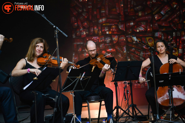 Roos Rebergen & SunSunSun Orchestra op Down the Rabbit Hole 2025 - Zaterdag foto