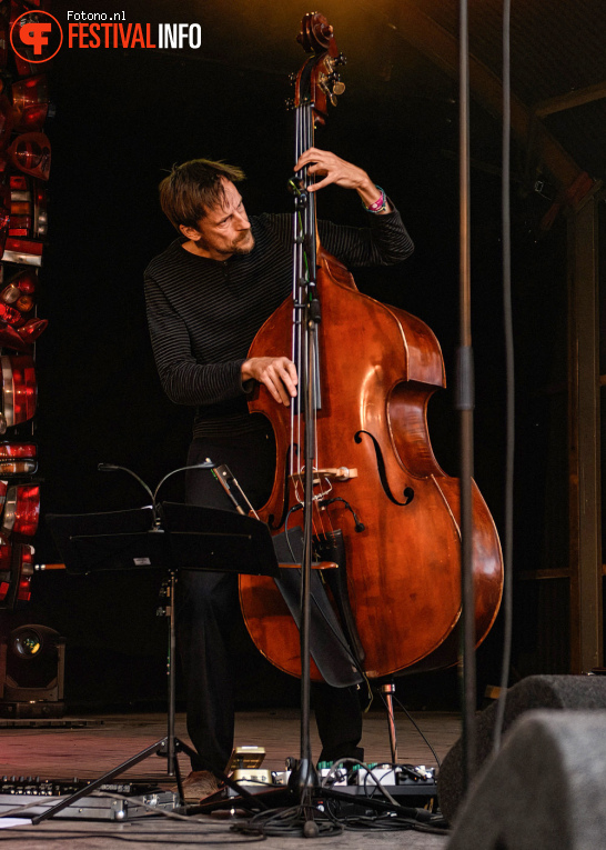 Roos Rebergen & SunSunSun Orchestra op Down the Rabbit Hole 2025 - Zaterdag foto