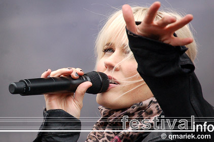 Ilse DeLange op Bevrijdingsfestival Overijssel 2009 foto