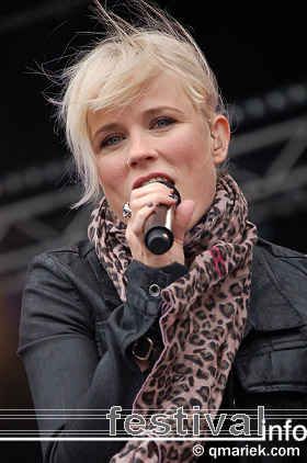 Ilse DeLange op Bevrijdingsfestival Overijssel 2009 foto