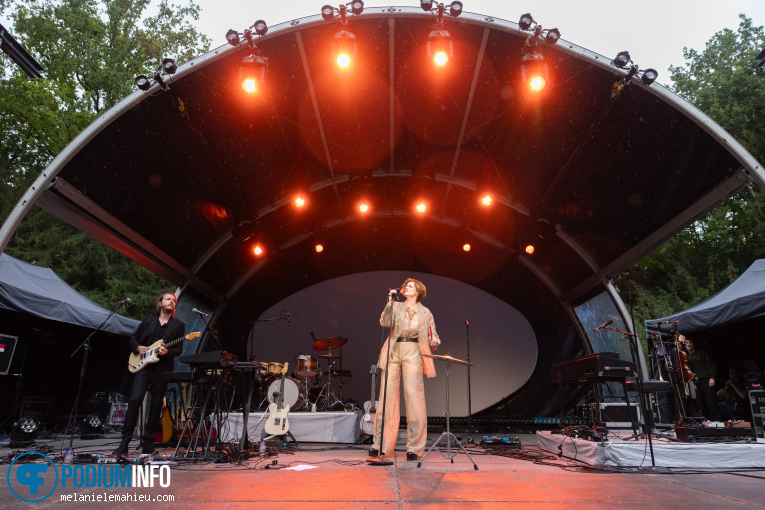Warhaus op Live At Amsterdamse Bos: Warhaus - 07/08 - Openlucht Theater Amsterdamse Bos foto