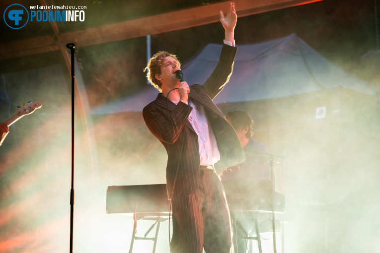 Warhaus op Live At Amsterdamse Bos: Warhaus - 07/08 - Openlucht Theater Amsterdamse Bos foto
