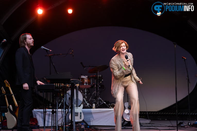 Warhaus op Live At Amsterdamse Bos: Warhaus - 07/08 - Openlucht Theater Amsterdamse Bos foto