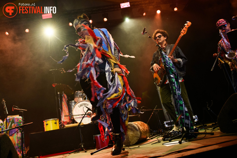 Raúl Monsalve y los Forajidos op Lowlands 2025 - Zaterdag foto