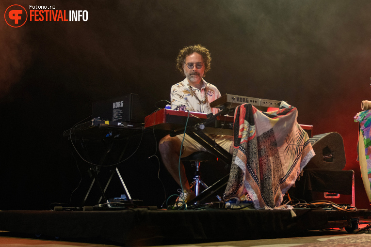 Raúl Monsalve y los Forajidos op Lowlands 2025 - Zaterdag foto