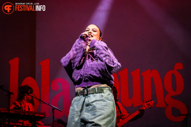 Lola Young op Lowlands 2025 - Zondag foto