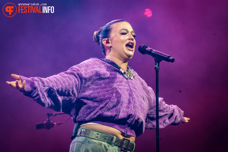 Lola Young op Lowlands 2025 - Zondag foto