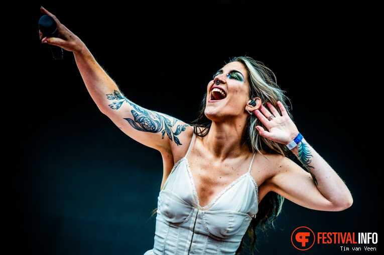 Charlotte Wessels op Dynamo MetalFest 2025 - Zaterdag foto