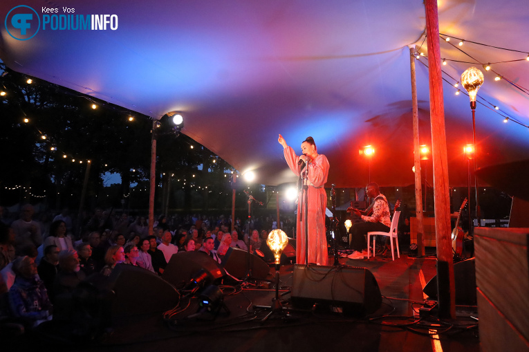Trijntje Oosterhuis op Edsilia, Alain Clark & Trijntje - 05/09 - Kasteel Heeswijk foto