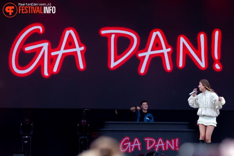 Roxy Dekker op Het Grootste Zomerfeest van Nederland 2025 foto