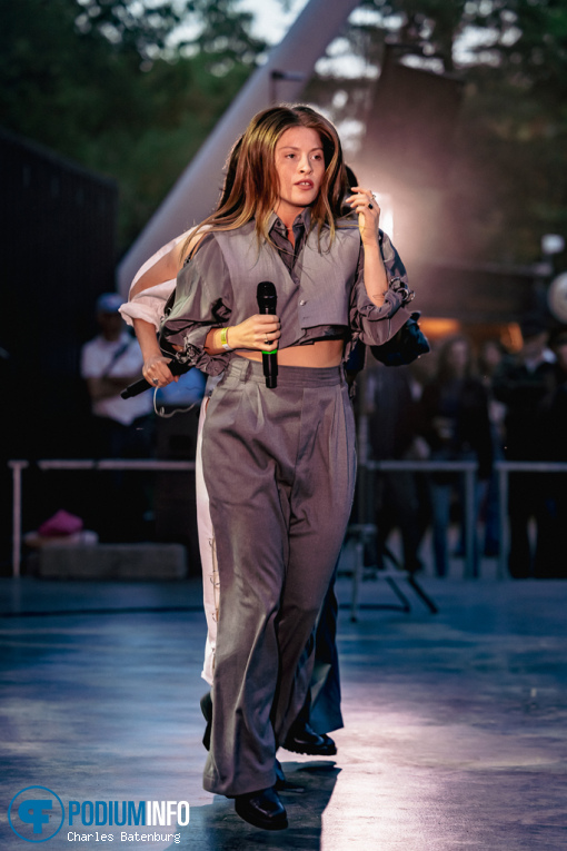 Eefje de Visser op Zuiderpark Live: Eefje de Visser - 24/08 - Zuiderparktheater foto