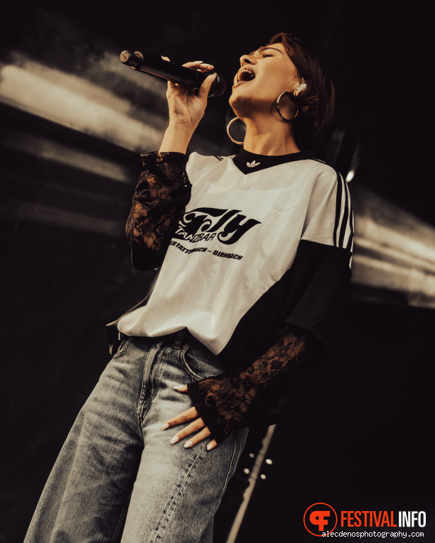 Luna (NL) op Appelpop 2025 - Vrijdag foto
