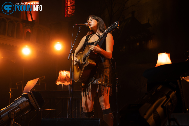 Grace Enger op Dermot Kennedy - 19/09 - Paradiso foto