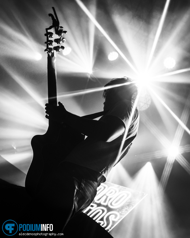 Pedro Santos op Cian Ducrot - 22/09 - Melkweg foto