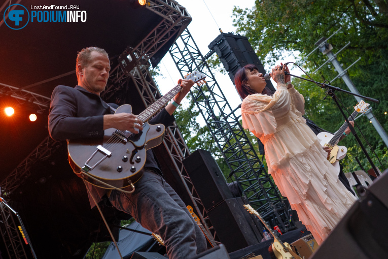 Chloé Lunar op Danny Vera - 25/09 - Openlucht Theater Amsterdamse Bos foto