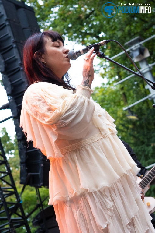 Chloé Lunar op Danny Vera - 25/09 - Openlucht Theater Amsterdamse Bos foto