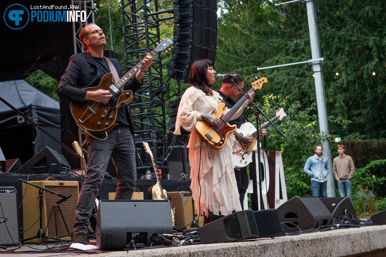 Chloé Lunar op Danny Vera - 25/09 - Openlucht Theater Amsterdamse Bos foto